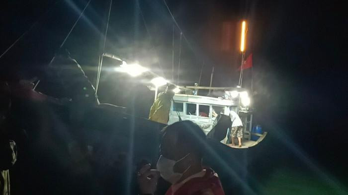 Lực lượng chức năng xuyên đêm tìm kiếm các nạn nhân còn mất tích trong vụ chìm cano du lịch trên biển Cửa Đại Lực lượng chức năng xuyên đêm tìm kiếm các nạn nhân còn mất tích trong vụ chìm cano du lịch trên biển Cửa Đại