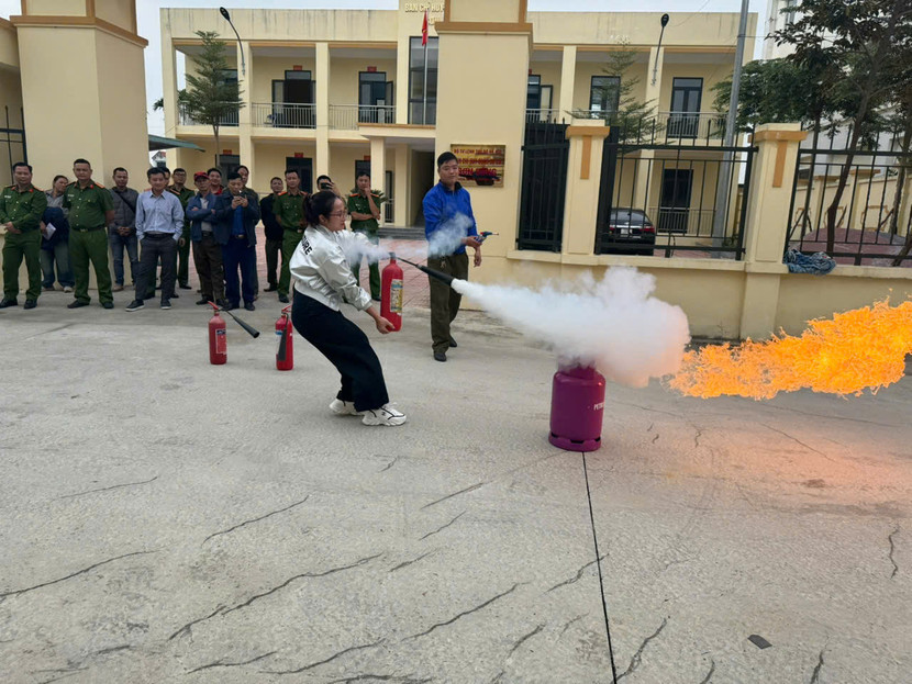 Người dân được thực hành sử dụng bình chữa cháy để dập lửa.