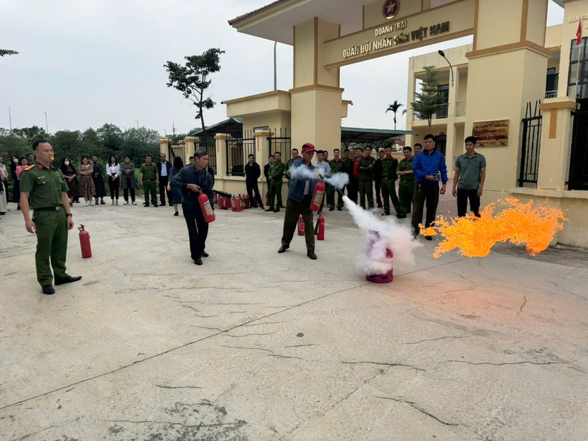 Công an xã Sơn Đồng hướng dẫn người dân, cơ sở kinh doanh, sản xuất sử dụng bình chữa cháy.