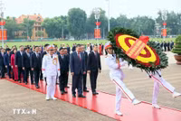 Ban Chấp hành Trung ương Đảng vào Lăng viếng Chủ tịch Hồ Chí Minh