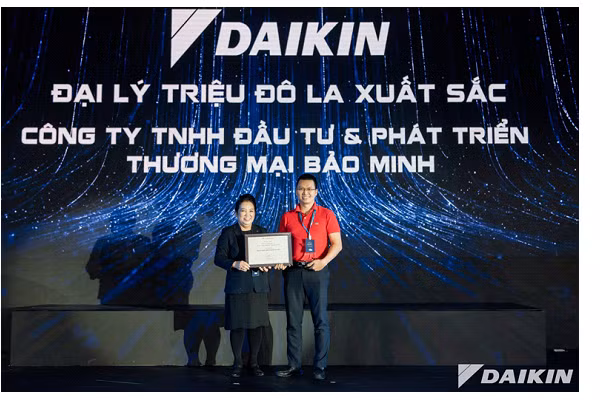 Ông Trần Anh Sơn – P. Giám đốc Công ty TNHH Đầu Tư &amp; Phát triển Thương Mại Bảo Minh nhận kỷ niệm chương