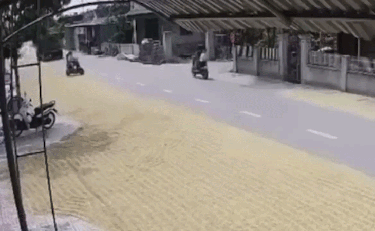 Cảnh báo việc phơi thóc lúa trên đường sau vụ tai nạn làm 2 người chết
