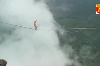 Kỷ lục nghẹt thở: Đi dây thăng bằng ở độ cao hơn 1.000m trên thác Angel