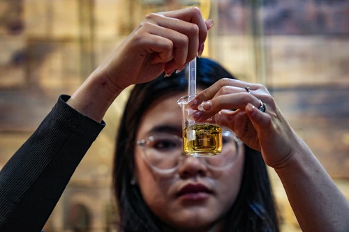 Nghề "nghe" bằng mũi và hành trình dệt cảm xúc thành hương thơm độc bản