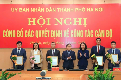 Trao quyết định bổ nhiệm Giám đốc Sở Y tế, Sở Văn hóa Thể thao và Chánh Văn phòng UBND TP Hà Nội