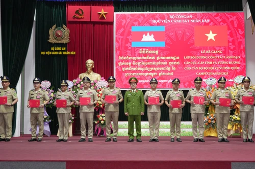 Học viện Cảnh sát nhân dân bế giảng các khóa bồi dưỡng cán bộ Bộ Nội vụ Vương quốc Campuchia