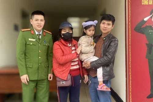 Công an phường Nghĩa Đô hỗ trợ bé gái 6 tuổi đi lạc về nhà an toàn