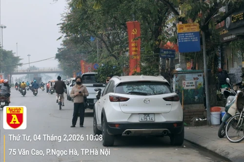 Nhu cầu đi lại dịp cuối năm tăng cao: Nỗi lo từ những "hàng rào" ô tô đỗ trái phép