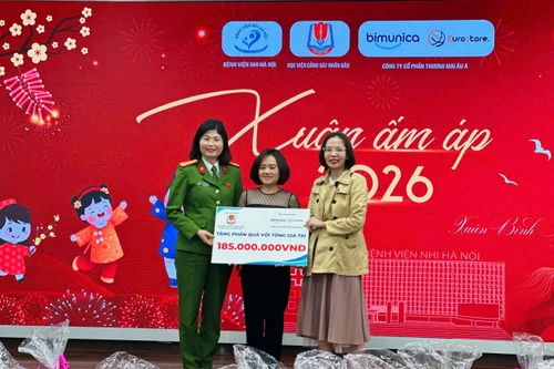 Học viện Cảnh sát nhân dân mang Tết ấm đến với bệnh nhi