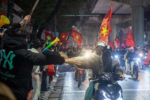 Biển người bất chấp mưa rét, trắng đêm mừng chiến thắng của U23 Việt Nam ở Hà Nội