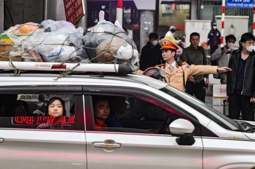 Công an Thủ đô "xoay xở" từng mét vuông đường, mở lối xuân đón người dân quay lại thành phố