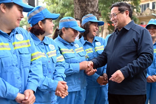 Sáng 28 Tết: Thủ tướng Phạm Minh Chính động viên công nhân môi trường trực tết, gửi thông điệp đặc biệt đến toàn dân