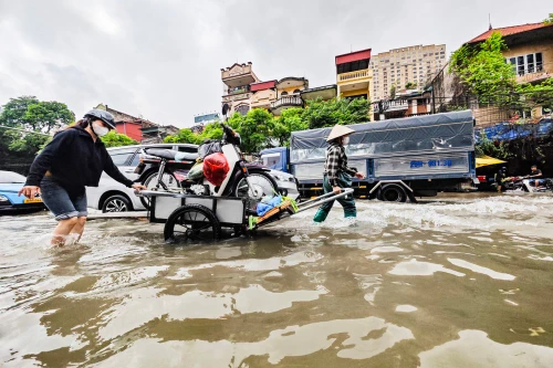 UBND TP Hà Nội trả lời cử tri về việc bao giờ hết cảnh ngập úng kéo dài mỗi khi mưa lớn?
