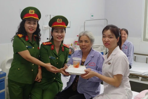 Trao hơn 300 suất ăn "ấm tình quân dân" tiếp sức người bệnh