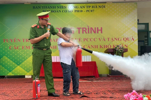 Sôi nổi chương trình tuyên truyền PCCC và tặng quà học sinh vùng ngoại thành