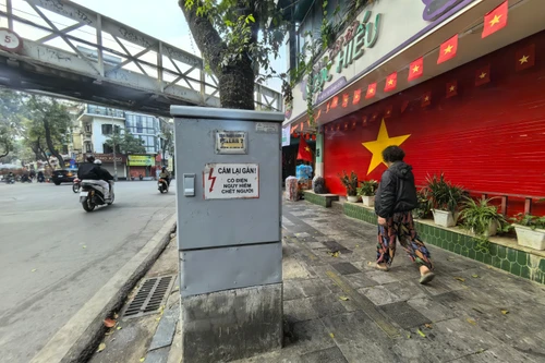 Hà Nội thay "áo mới" các tủ điện trên phố phường, quyết liệt chỉnh trang đô thị đón Tết.