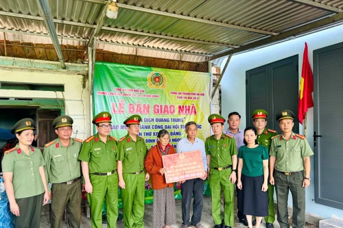 Ấm áp ngôi nhà nghĩa tình của chiến sĩ Công an Thủ đô trao tặng đồng bào Đắk Lắk