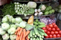 Hà Nội: Giá hoa tươi, rau củ, thịt cá tăng 15 – 30% so với ngày thường