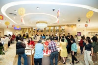 Người dân “đội mưa” mua vàng Thần Tài, doanh nghiệp trang bị máy bán vàng tự động