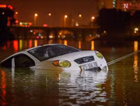 [ẢNH] Cách thoát chết trong gang tấc khi ô tô lao xuống nước