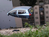 [ẢNH] Cách thoát chết trong gang tấc khi ô tô lao xuống nước