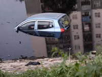 [ẢNH] Cách thoát chết trong gang tấc khi ô tô lao xuống nước