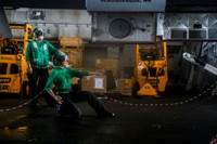 [ẢNH] Căng thẳng gia tăng, Mỹ - Iran cùng triển khai lực lượng đối phó nhau