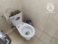 [Ảnh] Công viên Cầu Giấy: Hãi hùng vào nhà vệ sinh công cộng bẩn thỉu