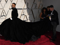 [ẢNH] Chuyện lạ Oscar 2019: Nam tài tử tự tin mặc váy 