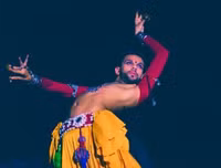 [ẢNH] Eshan Hilal: Từ chàng trai bị soi mói giới tính đến nam vũ công belly dance
