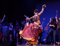 [ẢNH] Eshan Hilal: Từ chàng trai bị soi mói giới tính đến nam vũ công belly dance