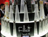 [ẢNH] Những chai nước lọc có thiết kế lạ mắt và mức giá cao không ngờ tới