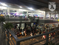 [Ảnh] Bến xe Nước Ngầm, 21 giờ đêm, nhiều người vẫn xếp hàng mua vé, đợi xe về quê nghỉ lễ