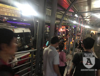 [Ảnh] Bến xe Nước Ngầm, 21 giờ đêm, nhiều người vẫn xếp hàng mua vé, đợi xe về quê nghỉ lễ