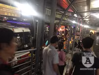 [Ảnh] Bến xe Nước Ngầm, 21 giờ đêm, nhiều người vẫn xếp hàng mua vé, đợi xe về quê nghỉ lễ