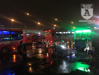 [Ảnh] Bến xe Nước Ngầm, 21 giờ đêm, nhiều người vẫn xếp hàng mua vé, đợi xe về quê nghỉ lễ