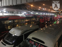 [Ảnh] Bến xe Nước Ngầm, 21 giờ đêm, nhiều người vẫn xếp hàng mua vé, đợi xe về quê nghỉ lễ