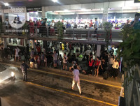 [Ảnh] Bến xe Nước Ngầm, 21 giờ đêm, nhiều người vẫn xếp hàng mua vé, đợi xe về quê nghỉ lễ