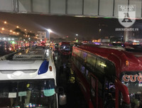 [Ảnh] Bến xe Nước Ngầm, 21 giờ đêm, nhiều người vẫn xếp hàng mua vé, đợi xe về quê nghỉ lễ