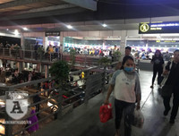 [Ảnh] Bến xe Nước Ngầm, 21 giờ đêm, nhiều người vẫn xếp hàng mua vé, đợi xe về quê nghỉ lễ