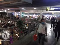 [Ảnh] Bến xe Nước Ngầm, 21 giờ đêm, nhiều người vẫn xếp hàng mua vé, đợi xe về quê nghỉ lễ