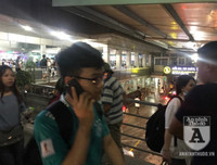 [Ảnh] Bến xe Nước Ngầm, 21 giờ đêm, nhiều người vẫn xếp hàng mua vé, đợi xe về quê nghỉ lễ