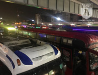 [Ảnh] Bến xe Nước Ngầm, 21 giờ đêm, nhiều người vẫn xếp hàng mua vé, đợi xe về quê nghỉ lễ