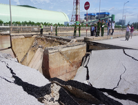 Ảnh hưởng bão số 2: Cầu sập, kênh vỡ, 5 người thương vong