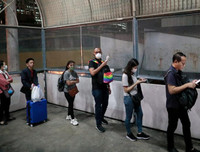 [ẢNH] Người dân thế giới giữ khoảng cách nơi công cộng trong dịch Covid-19