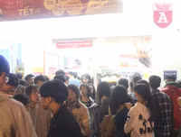 [ẢNH] Phố đi bộ Bờ hồ trụi cây sau một đêm countdown người 