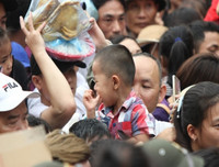 Trời mát, người dân vẫn vật vã di chuyển tại Lễ hội Đền Hùng