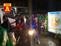 [ẢNH] TP.HCM: Đường ngập, xe kẹt cứng sau trận mưa lớn nhất từ đầu năm