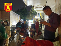 [ẢNH] TP.HCM: Đường ngập, xe kẹt cứng sau trận mưa lớn nhất từ đầu năm