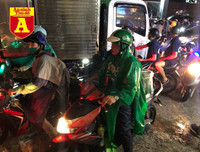 [ẢNH] TP.HCM: Đường ngập, xe kẹt cứng sau trận mưa lớn nhất từ đầu năm